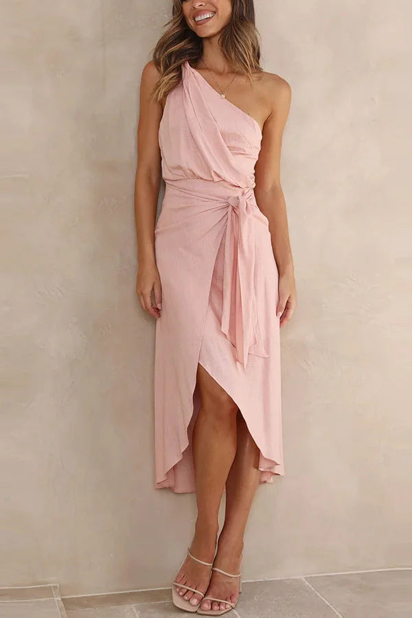 Asymmetrische midi-jurk met kruislingse overslag, asymmetrische zoom en moderne stijl