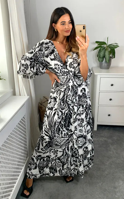 Lange jurk met V-hals en bloemenprint in blauw en wit