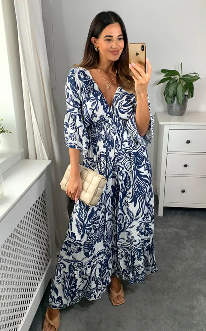 Lange jurk met V-hals en bloemenprint in blauw en wit