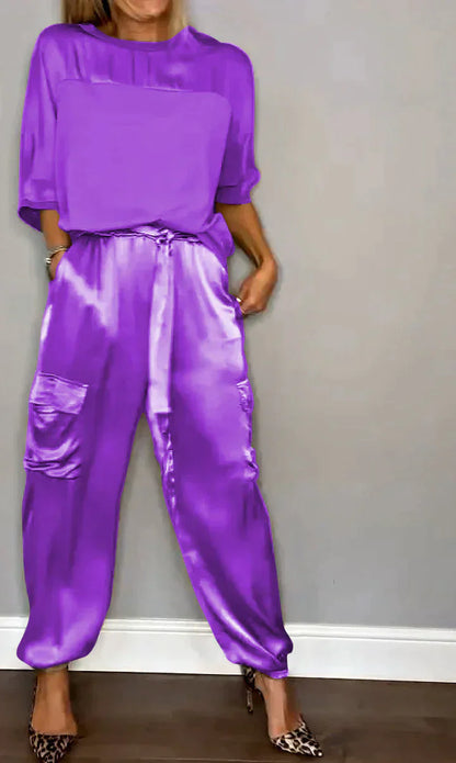 Tweedelig kostuum van glad satijn met halflange top en halflange broek voor vrouwen