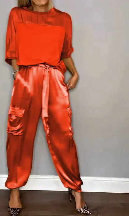 Tweedelig kostuum van glad satijn met halflange top en halflange broek voor vrouwen