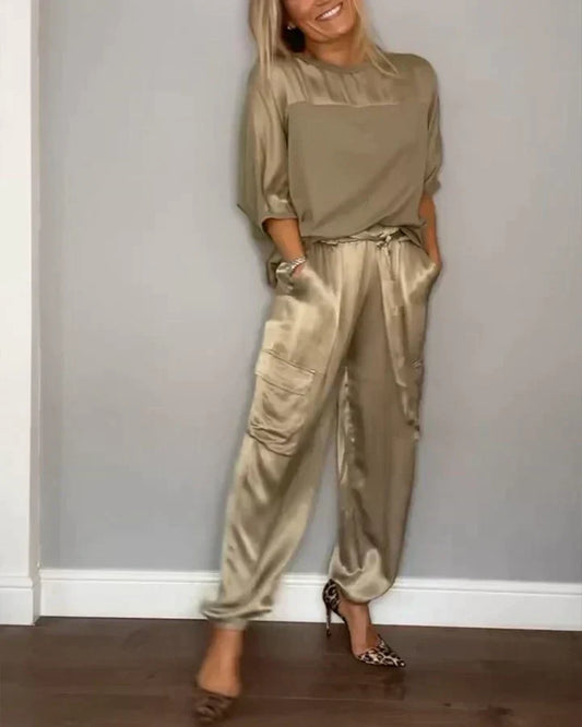 Tweedelig kostuum van glad satijn met halflange top en halflange broek voor vrouwen
