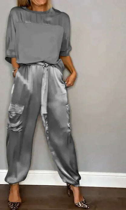 Tweedelig kostuum van glad satijn met halflange top en halflange broek voor vrouwen