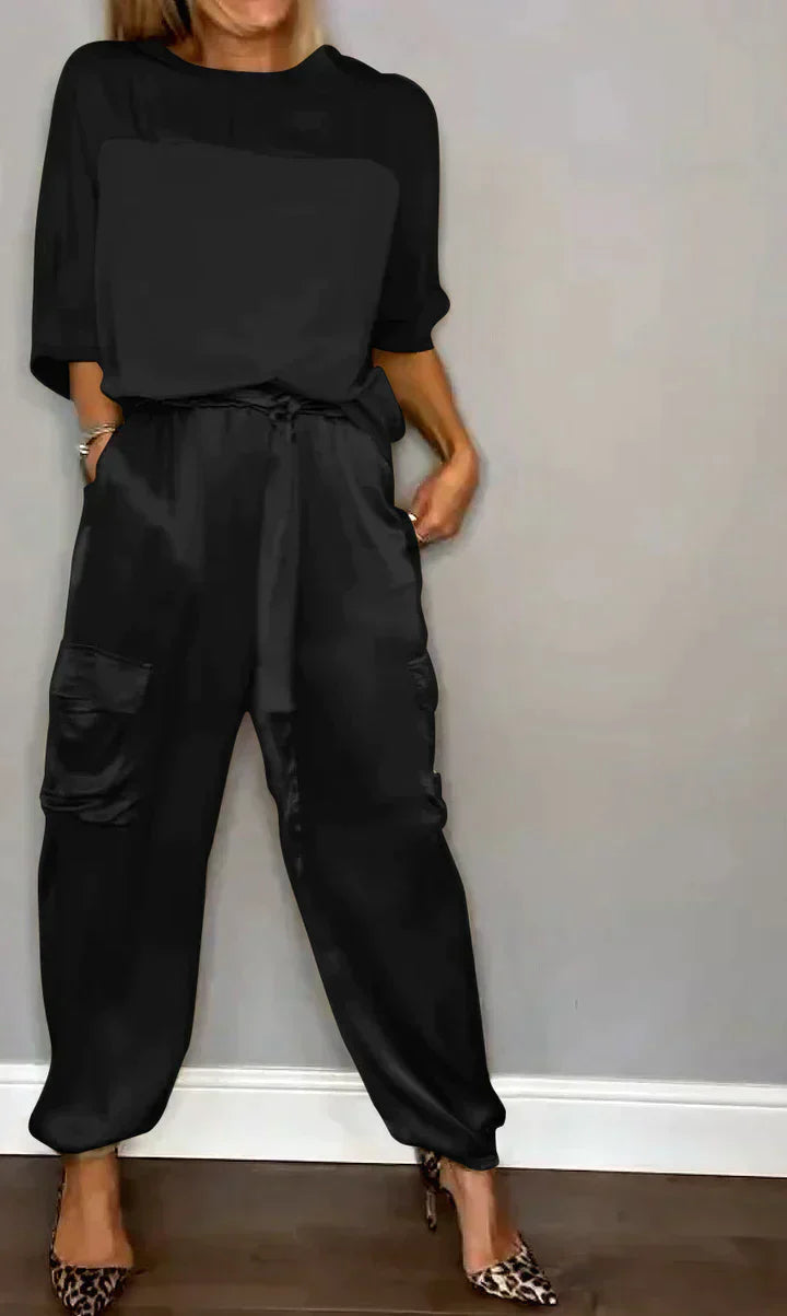 Tweedelig kostuum van glad satijn met halflange top en halflange broek voor vrouwen