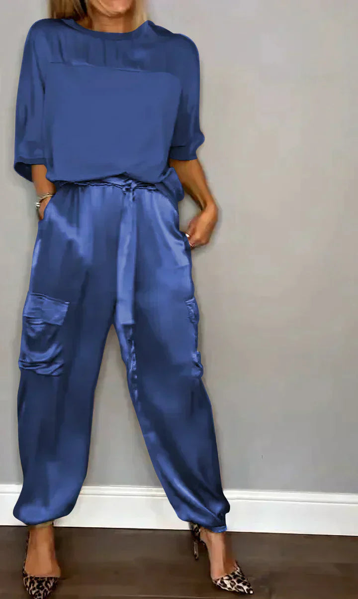 Tweedelig kostuum van glad satijn met halflange top en halflange broek voor vrouwen