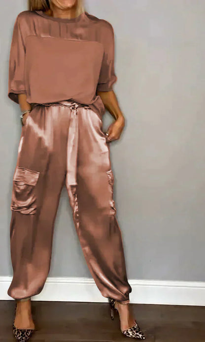 Tweedelig kostuum van glad satijn met halflange top en halflange broek voor vrouwen