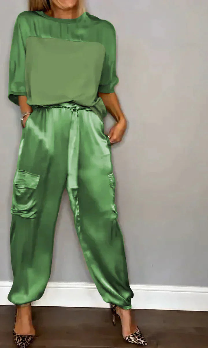 Tweedelig kostuum van glad satijn met halflange top en halflange broek voor vrouwen