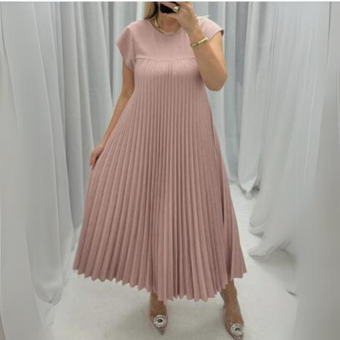 Lichte en elegante geplooide jurk